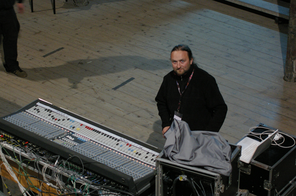 Koncert Raz dwa trzy i Laoche w ruinach teatru w Gliwicach